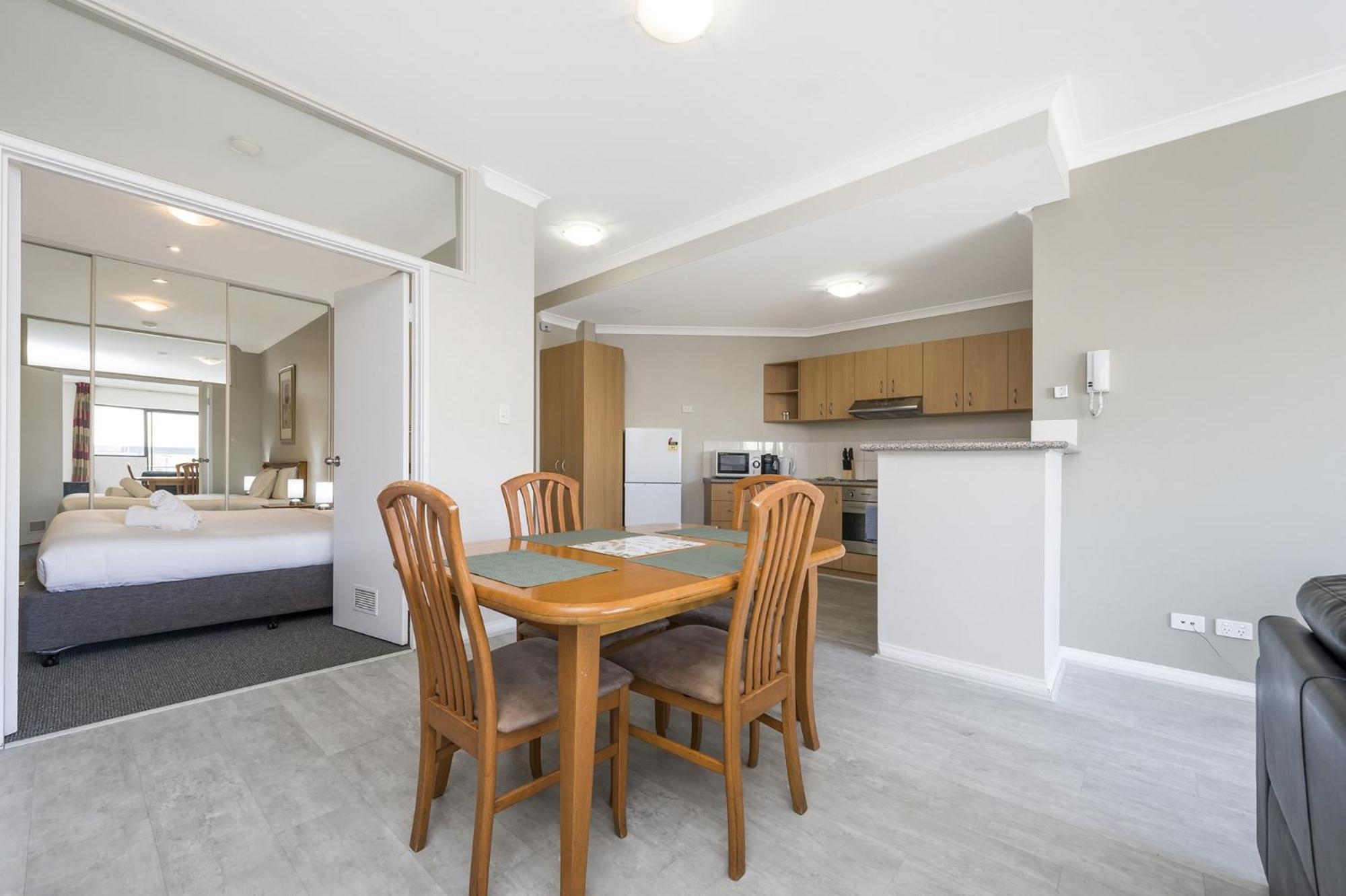 Central Perth 2-Bed Apartment With Pool & Gym Extérieur photo